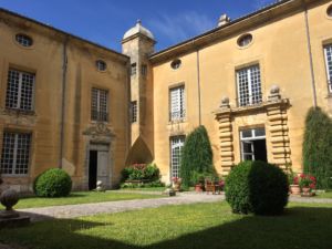 Cour du château de Châteaudouble