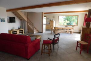 Pièce principale du gîte le Chacelou à Châteaudouble avec coin détente