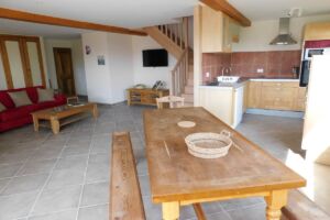Pièce principale avec coin repas du gîte le Chacelou à Châteaudouble