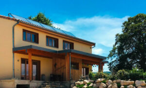 Extérieur du gîte de groupe le Chacelou à Châteaudouble dans la Drôme, extérieur nuit