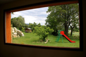 Jardin du gîte de groupe le Chacelou à Châteaudouble dans la Drôme, extérieur nuit