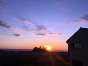 coucher de soleil sur le gîte de groupe le Chacelou à Châteaudouble dans la Drôme