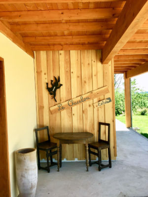 Entrée du gîte le Chacelou à Châteaudouble