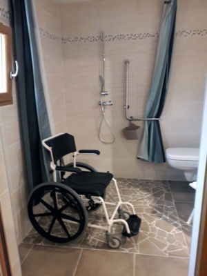 Salle d'eau de la chambre "la collégiale" du gîte le Chacelou, accès PMR