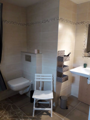 Salle d'eau de la chambre "la collégiale" du gîte le Chacelou, accès PMR