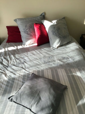 Lit double de la chambre d'hôtes (accès PMR) la Collégiale