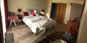 Vue panoramique de la chambre d'hôtes (accès PMR) la Collégiale, formule grand lit 160