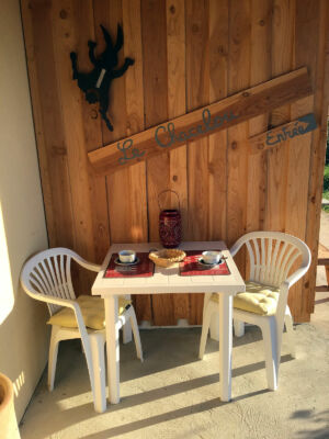 Extérieur petit déjeuner ou autre de la chambre d'hôtes la Collégiale (accès PMR)