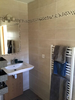 salle de bain accès PMR de la chambre d'hôtes la Collégiale