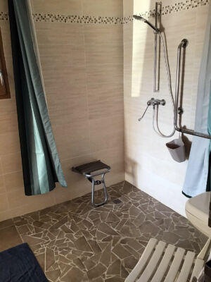 salle de bain accès PMR de la chambre d'hôtes la Collégiale